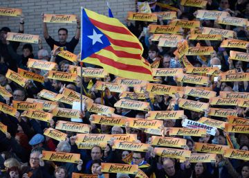 Maioria dos catalães e os demais espanhóis concordam com antecipação das eleições regionais