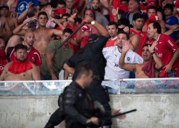 Pobres excluídos, caos social e repressão: a violência no futebol como um retrato do Brasil