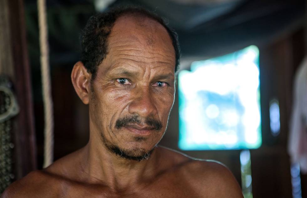 Tuíca pesca com a ajuda de outros sentidos, já que os olhos cobertos pela catarata pouco enxergam