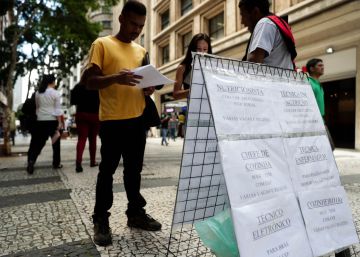 Topa tudo por trabalho: brasileiros aceitam salários menores e postos sem carteira para driblar desemprego