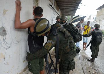 Sem amparo legal, militares usam celulares pessoais para ‘fichar’ moradores de favelas