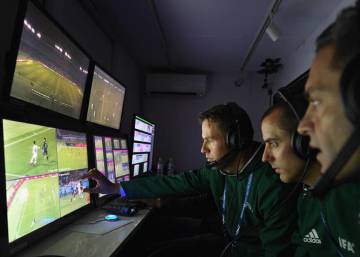 Árbitros de vídeo conferem todos os lances em cabine no estádio.