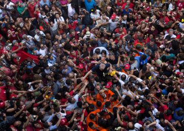 A prisão de Lula em imagens: choro e raiva de um lado, fogos e panelas de outro
