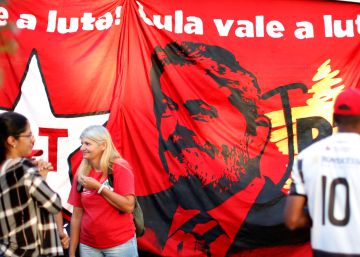 Preso há quatro dias, Lula segue no jogo mesmo fora de campo