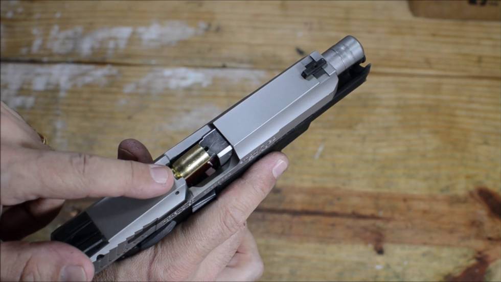 Uma pistola 247 com a cápsula não ejetada após disparo, outro defeito comum no modelo.
