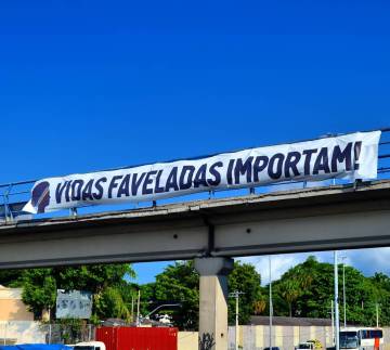 Passarela 7, uma das entradas da Maré