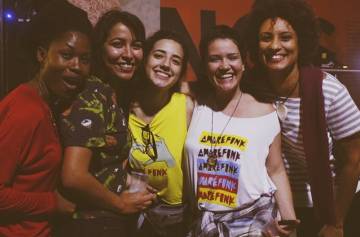 Ao lado de Fernanda Garcia e outras amigas da Maré.