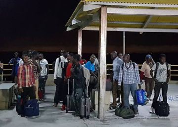 Embarcação precária com 25 africanos à deriva é resgatada na costa brasileira
