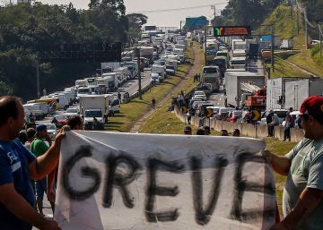 A greve dos caminhoneiros em imagens: fila em postos, rodovias bloqueadas e mercados sem estoque