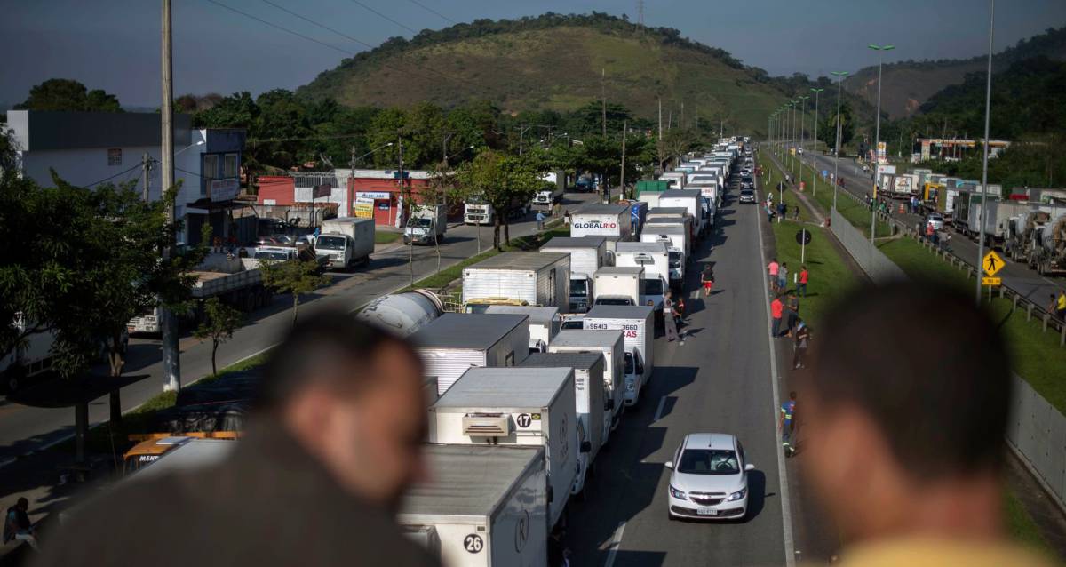 Caminhoneiros bloqueiam parcialmente parte da BR-116, umas das principais artérias do país.