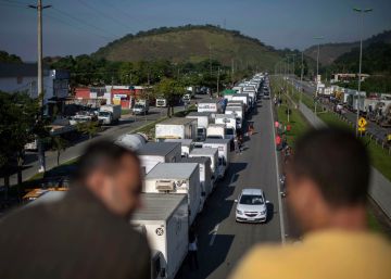 Greve dos caminhoneiros afeta de voos ao pão e obriga Petrobras a ceder