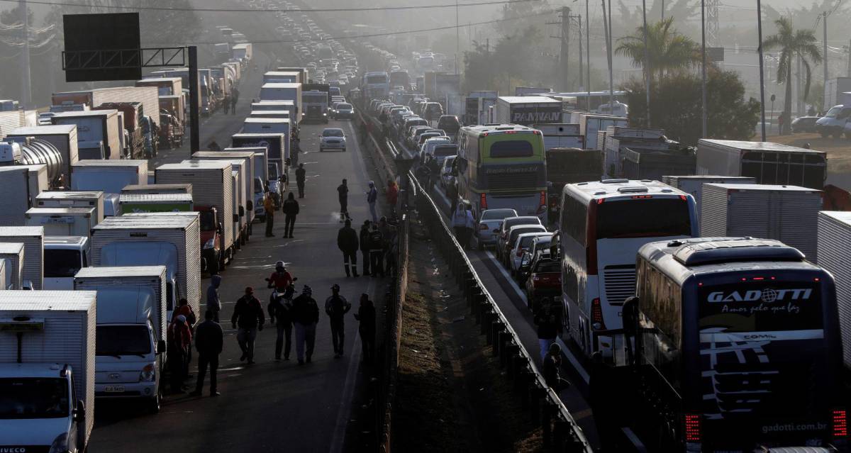 Fila de caminhões na rodovia Régis Bittencourt, próximo a São Paulo.