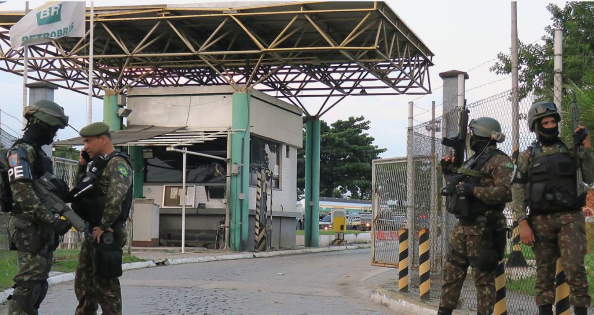 Homens da Polícia do Exército na saída de refinaria da Petrobras, na Baixada Fluminense.