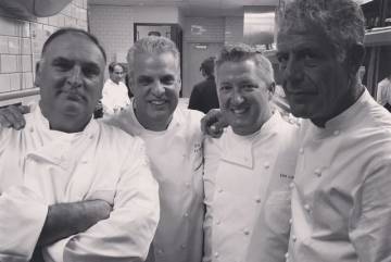 Nove frases que resumem a genialidade irreproduzível de Anthony Bourdain