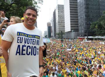 Ronaldo camiseta Aecio