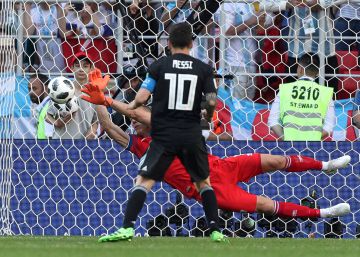 Messi perde pênalti e Argentina empata com a Islândia