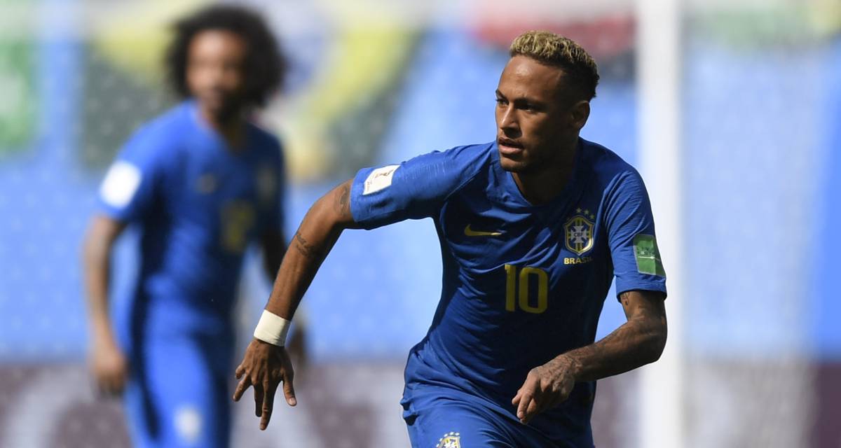 Neymar e Marcelo ao fundo.