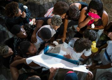 Mãe de jovem morto no Rio: “É um Estado doente que mata criança com roupa de escola”