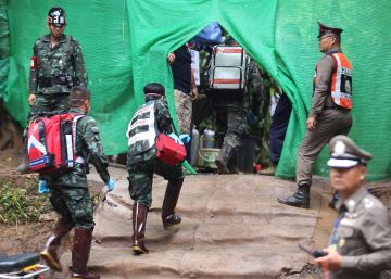 Resgatados com sucesso todos os meninos e o treinador presos em caverna na Tailândia