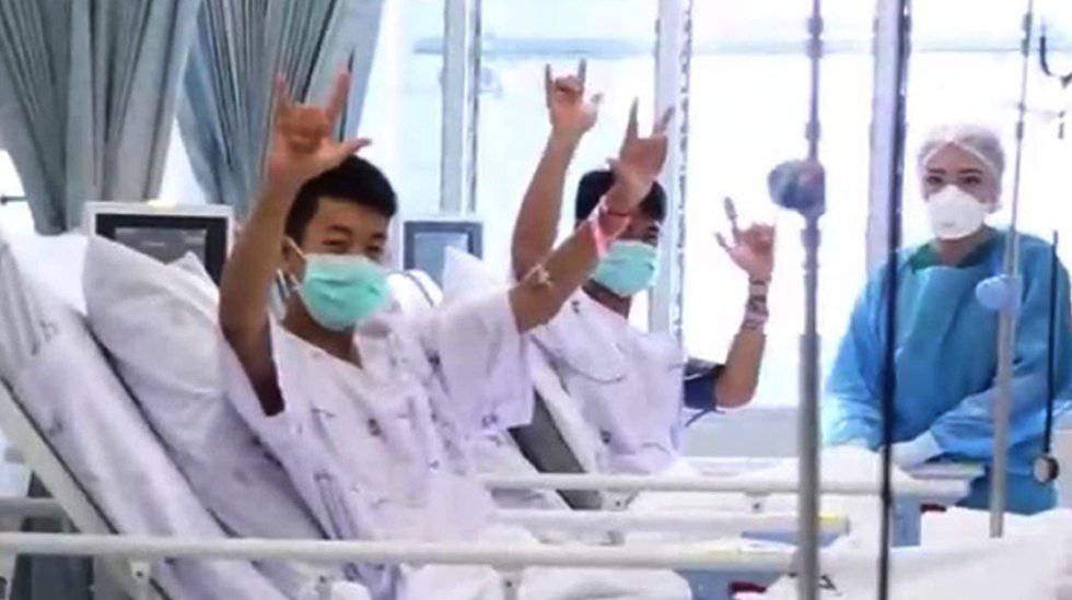 As primeiras imagens dos meninos resgatados na Tailândia no hospital
