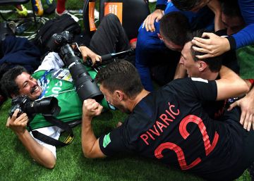 O fotógrafo que foi derrubado na comemoração da Croácia, mas não parou de clicar
