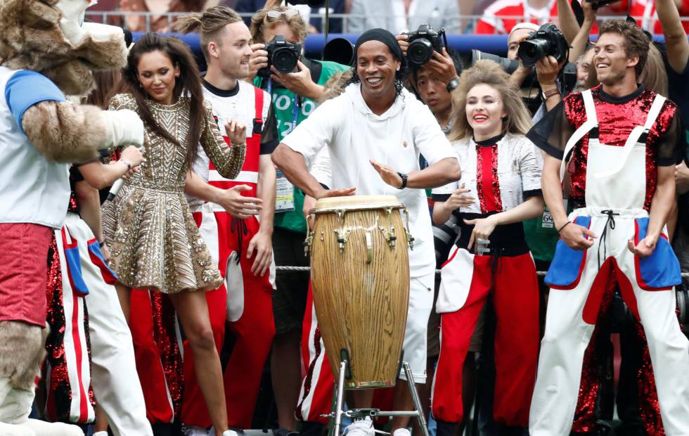 Ronaldinho Gaúcho brilha na cerimônia de encerramento da Copa do Mundo