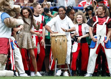 Ronaldinho Gaúcho brilha na cerimônia de encerramento da Copa do Mundo