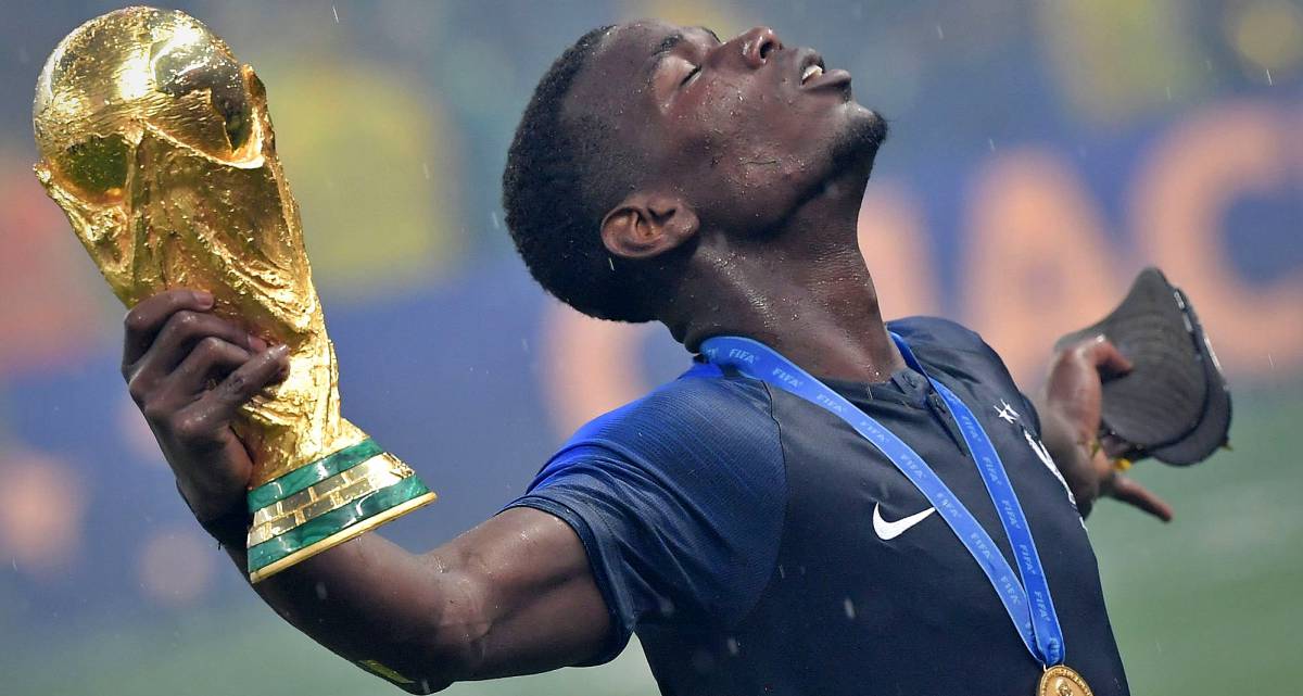 Paul Pogba celebra o título francês em Moscou.