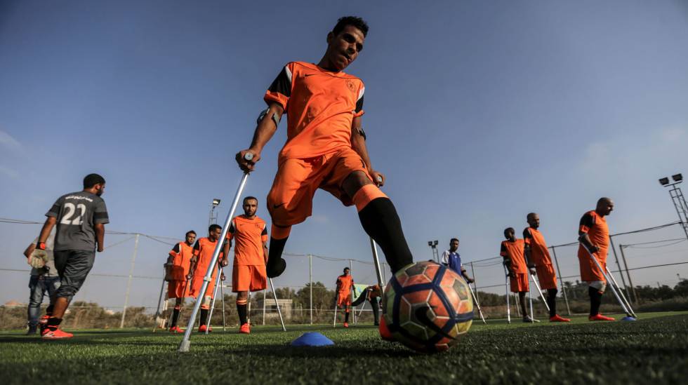 Futebol sobre muletas