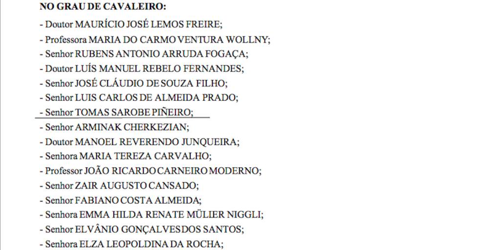 E o nome do Tomas Sarobe, condecorado no grau de cavaleiro.