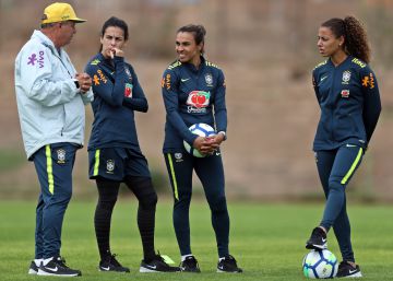 Homens monopolizam o comando no esporte feminino