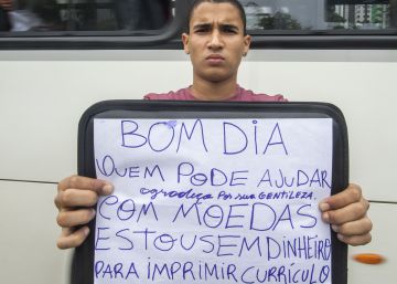 No farol, pedindo dinheiro para cópia do currículo: “Se importa de receber um?”