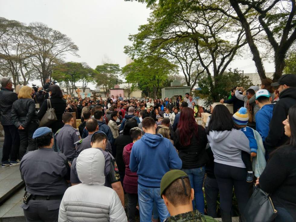 Enterro aconteceu por volta de 16h de terça-feira, 7 de agosto