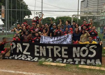 Corote e Molotov, o time de várzea que joga pela resistência da população de rua