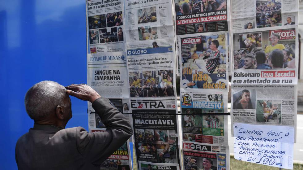 Um homem lê as páginas dos jornais desta sexta-feira após o ataque ao candidato Jair Bolsonaro, em Juiz de Fora.