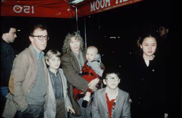 Woody Allen y Mia Farrow con sus hijos (Soon-Yi à direita).