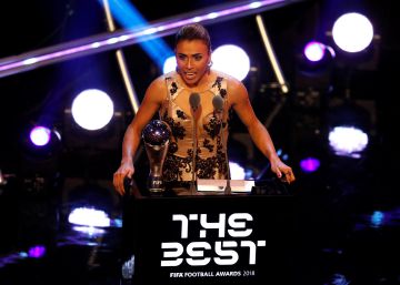 Marta é eleita a melhor jogadora do mundo da FIFA pela sexta vez