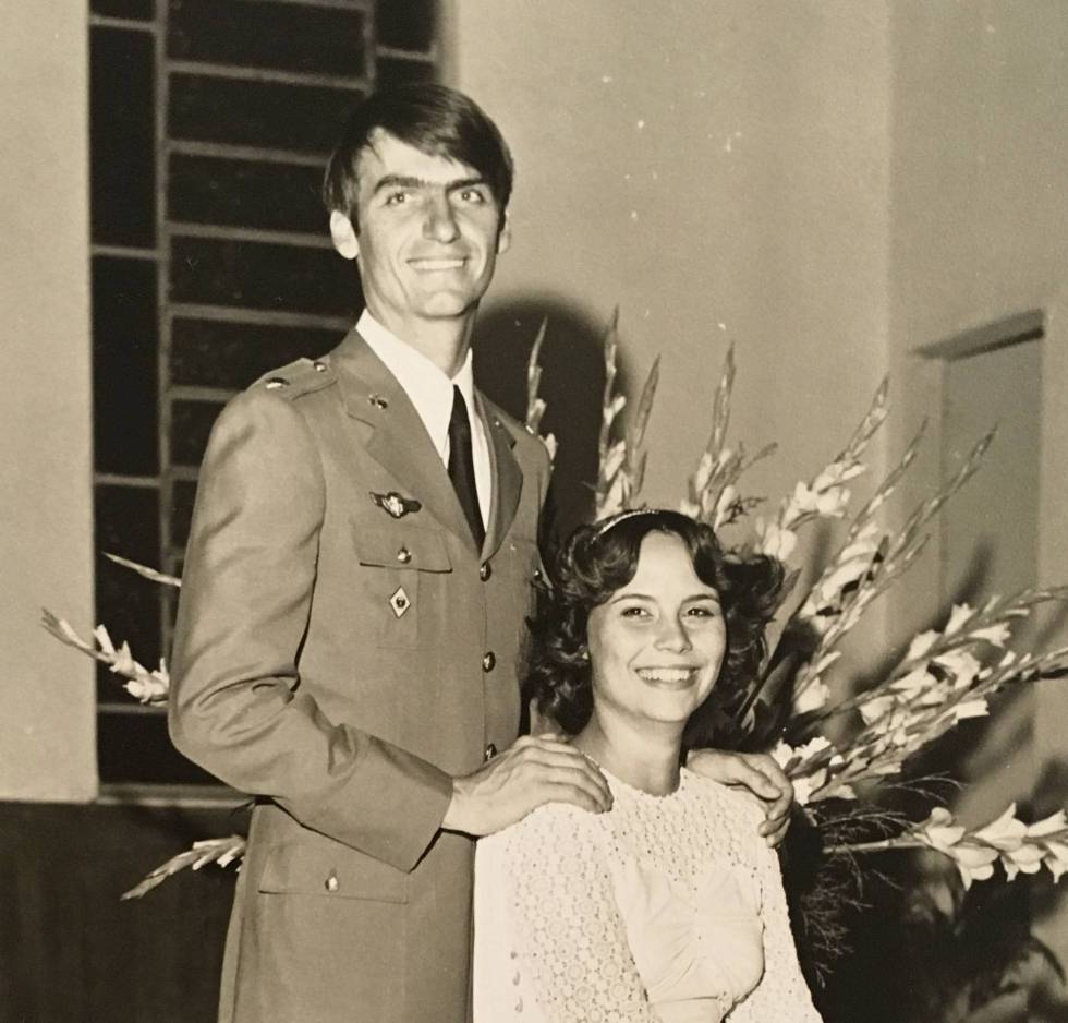 Jair Bolsonaro com sua primeira esposa, Rogéria Braga, no dia do casamento.