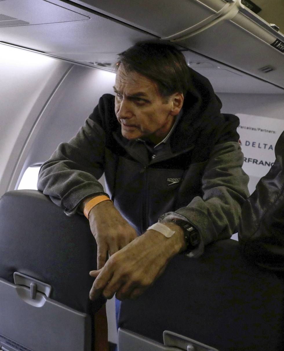 Bolsonaro a bordo de um avião em setembro.