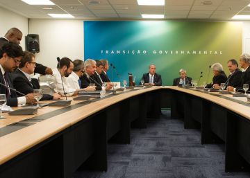 Bolsonaro diverge de Guedes sobre Previdência e nomeia só homens para transição
