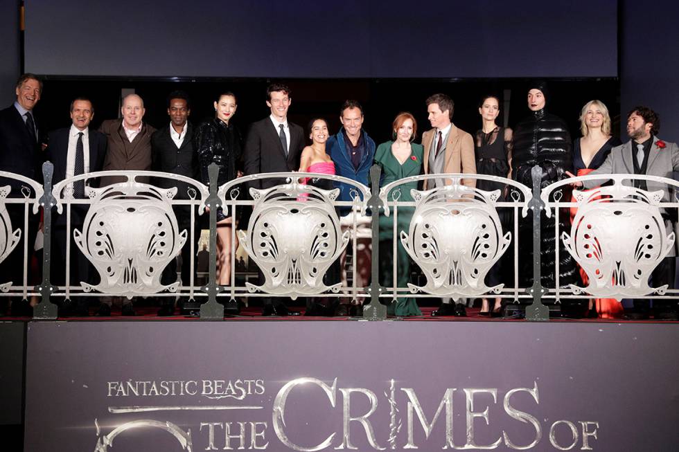 J.K. Rowling e o elenco quase completo de ‘Os Crimes de Grindelwald’ na estreia mundial em Paris. Falta um, Depp.