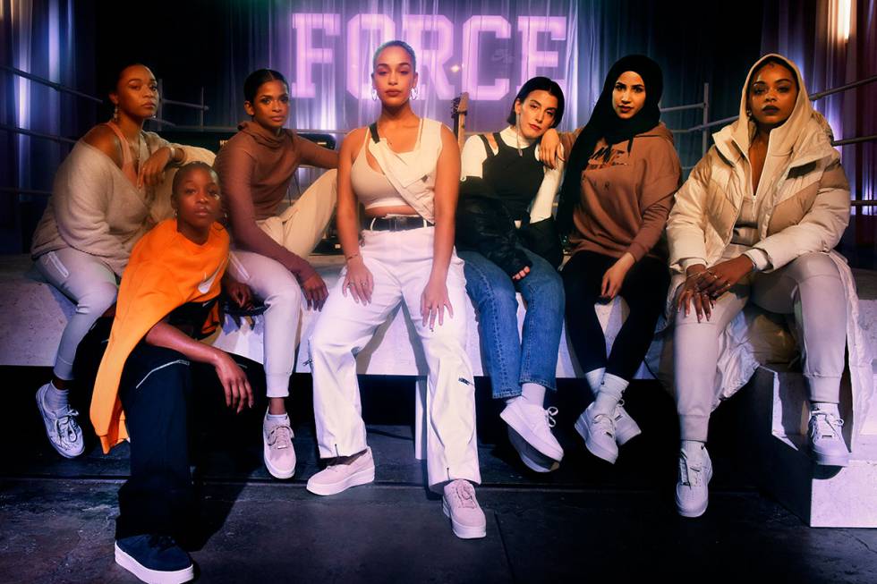 Com Erin Corrian-Alexis, Julie Adenuga, Ramla Ali, Ana Sting, Zeina Nassar e Leah Abbott na apresentação neste mês de The Force is Female, da Nike, em Londres.