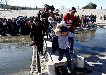 EUA fecham parte da fronteira com México após uma centena de migrantes tentar pular cerca