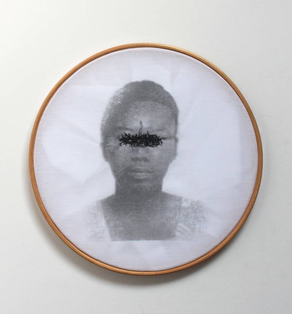 Série Bastidores, 1997. Imagem transferida sobre tecido, bastidor de madeira e linha de costura, 30cm de diamêtro - Coleção Collection Juliana e Francisco Sá
