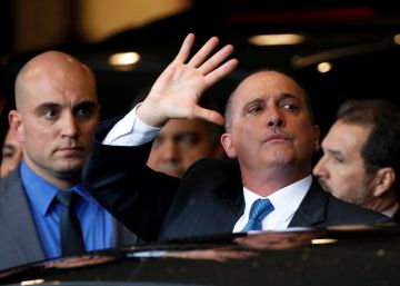 Guerra no WhastApp e suspeitas sobre ex-assessor do filho coroam semana turbulenta de Bolsonaro