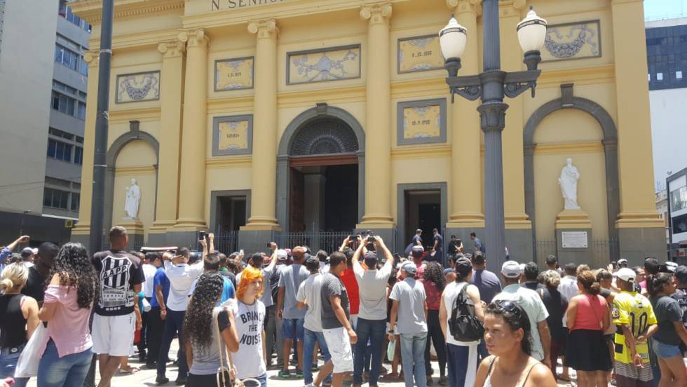 Curiosos na porta da catedral onde aconteceu o crime, em foto que circula nas redes sociais.