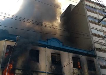 Incêndio na região da 25 de Março destrói loja de artigos para festa