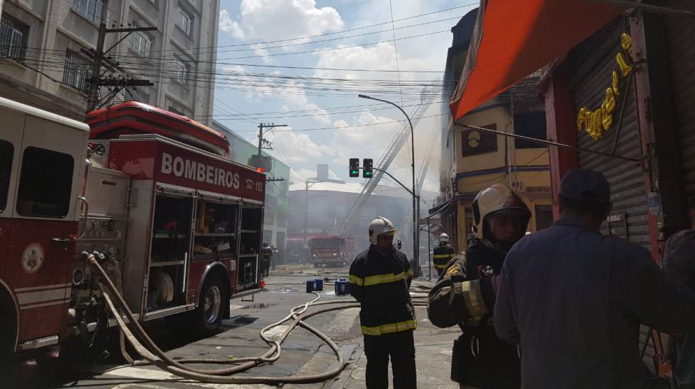 As lojas do entorno foram fechadas para o trabalho dos bombeiros