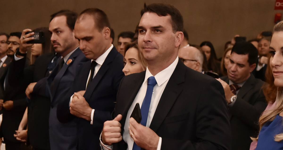 Flávio Bolsonaro durante a diplomação de Jair Bolsonaro no TSE.