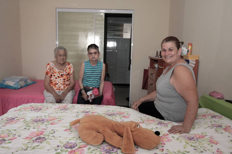 Depois que dona Alzelia teve um AVC, Rosa adicionou uma cama no quarto que divide com o marido para estar mais próxima da mãe